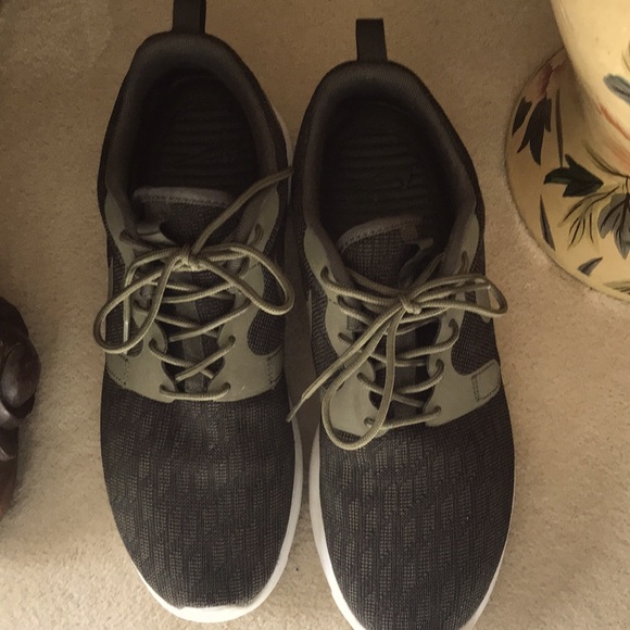 Nike, Roshe One Running Shoe, Size 8 - Picture 3 of 7